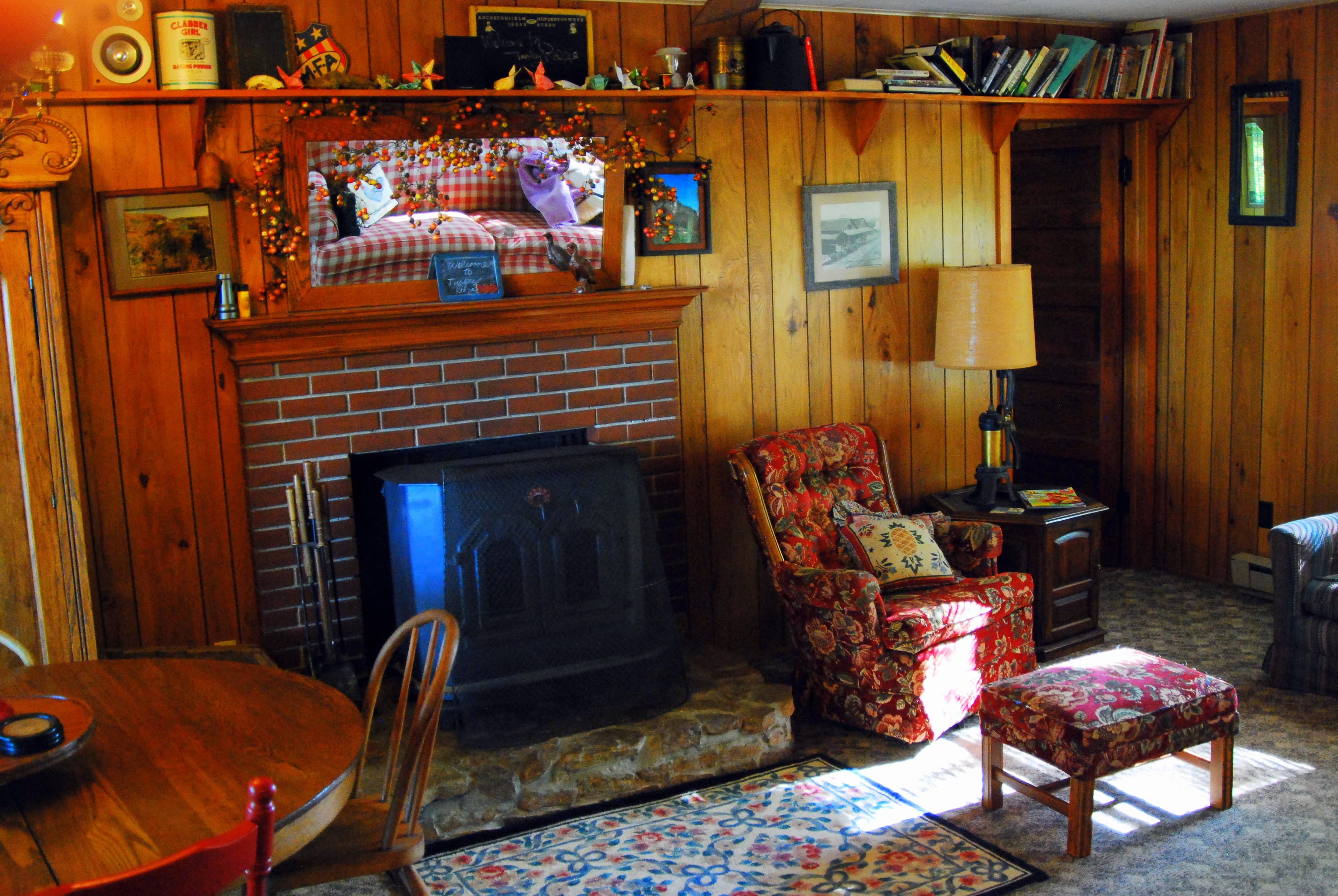 The living area of Turkey Ridge Cottage